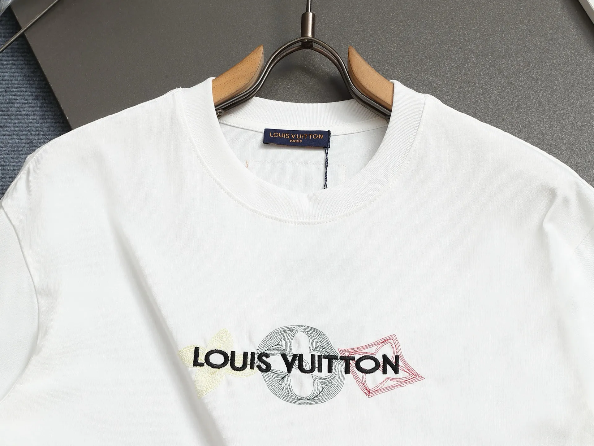 🅿️170 2025 new 1V summer cotton T-shirt uses colorful wool embroidery to enhance the temperament. The exquisite three-flower embroidery pattern is composed of a variety of yarns, with a total of 42,530 stitches showing a slight relief effect. Embroidered 1v letters complete this bold and sophisticated piece.  𝙘𝙤𝙡𝙤𝙧：White. Black 𝙨𝙞𝙯𝙚：XS S M L